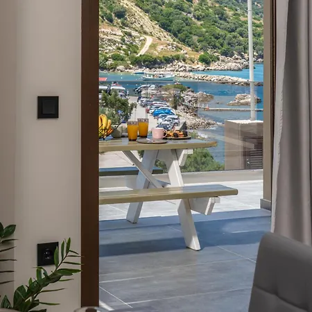 Beachfront Fteri 别墅 *