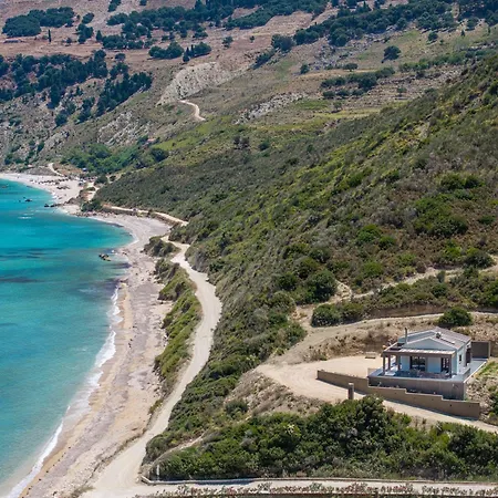 Vila Beachfront Fteri