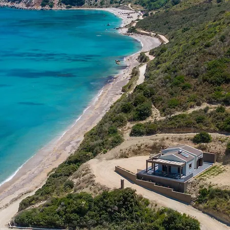 Beachfront Fteri Villa Zóla