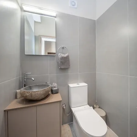 Beachfront Fteri Vila *