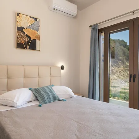 Beachfront Fteri Vila