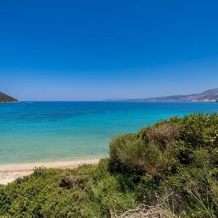 Vila Beachfront Fteri