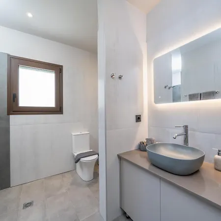 Beachfront Fteri Ζόλα