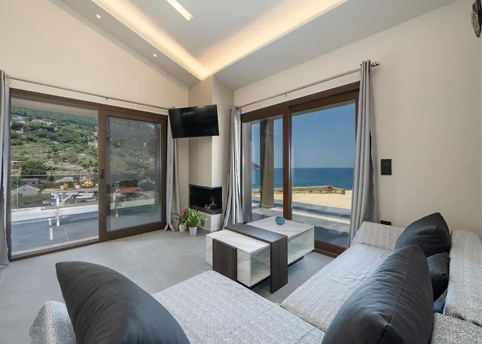 Villa Beachfront Fteri *