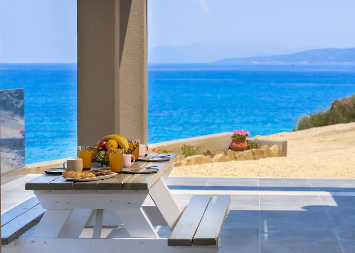 Villa Beachfront Fteri