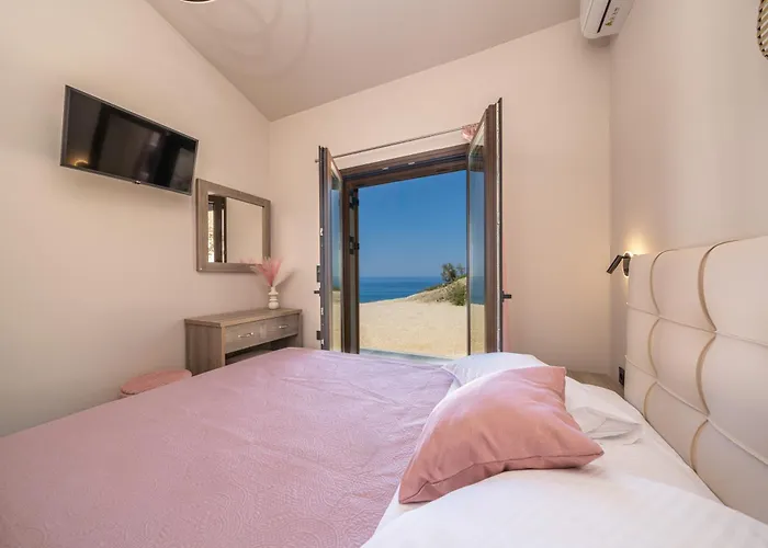 Villa Beachfront Fteri *