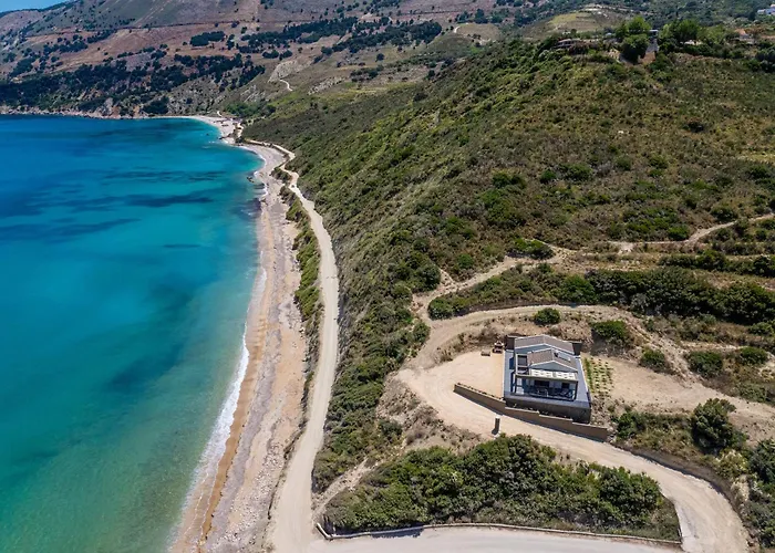 Villa Beachfront Fteri Zóla